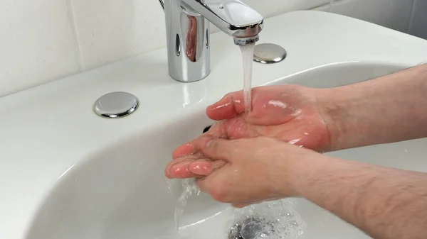 Homme Méconnaissable Soigneusement Laver Les Mains Maison Pour Sécurité Sanitaire — Photo