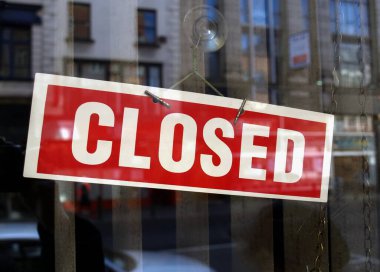 Bulanık arkaplan yansımaları olan kapalı bir dükkan penceresi imzası