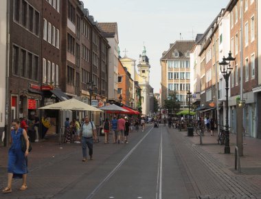 Duesseldorf, Almanya - Ağustos 2019: Şehir merkezinde insanlar