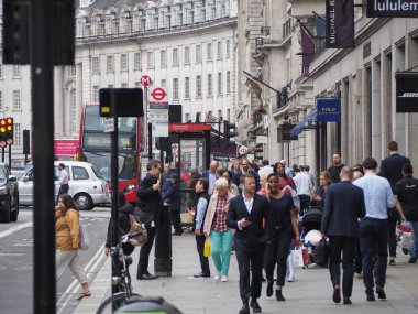 LONDON, İngiltere - CRCA EPTESİ 2019: Regent Caddesi 'ndeki İnsanlar