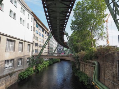 WUPPERTAL, GERMANY - CIRCA AUGust 2019: Wuppertaler Schwebebahn (anlamı Wuppertal Askılık Demiryolu) River Wupper üzerinde dünyanın en eski elektrikli demiryoludur.