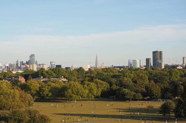 ロンドン イギリス Circa 2019年9月 リージェントズパークの北にあるプリムローズ ヒルの人々は 日没時にロンドンのスカイラインを見ています — ストック写真