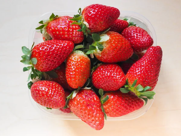 Mand Met Aardbeien Fragaria Ananassa Fruit Vegetarisch Voedsel — Stockfoto