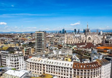 Milan, İtalya şehrin siluetinin havadan görünümü
