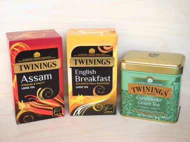 London, Uk - Mart 2020: İngiliz Kahvaltısı, Assam ve Barut Yeşil Çayı 'nı içeren Twinings paketleri