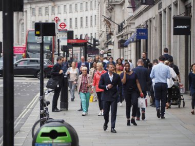 LONDON, İngiltere - CRCA EPTESİ 2019: Regent Caddesi 'ndeki İnsanlar