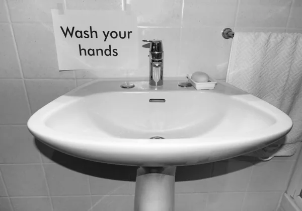 在浴室盆边洗手签 — 图库照片