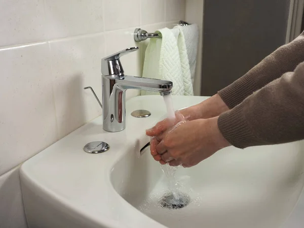 Homme Méconnaissable Soigneusement Laver Les Mains Maison Pour Sécurité Sanitaire — Photo