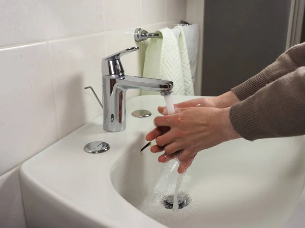 Oigenkännlig Man Tvättar Händerna Noga Hemma För Att Skydda Hälsan — Stockfoto