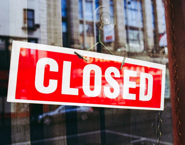 Geschlossenes Schild Einem Schaufenster Mit Spiegelungen — Stockfoto