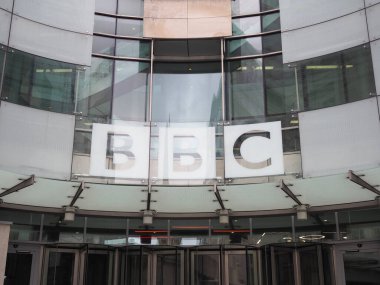 LONDON, UK - CIRCA SEPTEMBER 2019: BBC Tabelasının Portland Place 'deki British Broadcasting House genel merkezinde