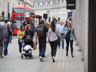LONDON, İngiltere - CRCA EPTESİ 2019: Regent Caddesi 'ndeki İnsanlar
