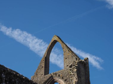 TINTERN, İngiltere - CIRCA SEPTEMBER 2019: Tintern Abbey (Galce Abaty Tyndyrn) harabeleri