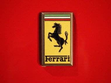 MODENA, İTALYA - CRCA Kasım 2019 Ferrari Otomobil Tabelası