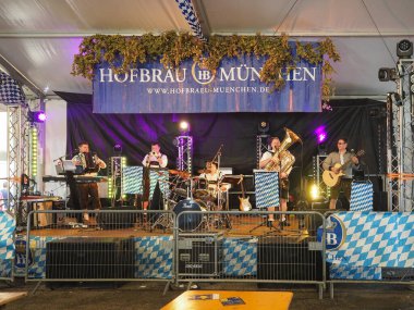 TURIN, İtalya - CIRCA ECTOBER 2019: Hofbraeu Oktoberfest bira festivali