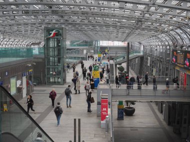 Torin, İtalya - Ekim 2019: Torino Porta Susa Tren İstasyonu İçişleri