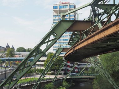 WUPPERTAL, GERMANY - CIRCA AUGust 2019: Wuppertaler Schwebebahn (anlamı Wuppertal Askılık Demiryolu) River Wupper üzerinde dünyanın en eski elektrikli demiryoludur.