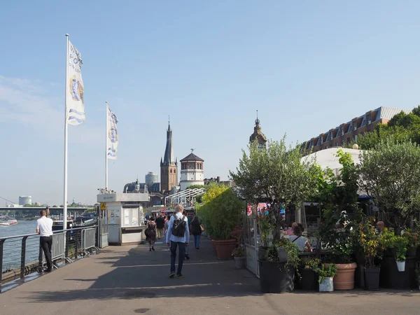 Duesseldorf Germania Circa Agosto 2019 Rheinuferpromenade Sulla Riva Del Fiume — Foto Stock