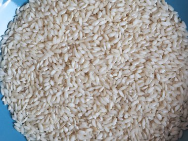 Carnaroli pilavı. Orta boy pirinç. Kuzey İtalya 'da Pavia, Novara ve Vercelli vilayetlerinde yetişir.