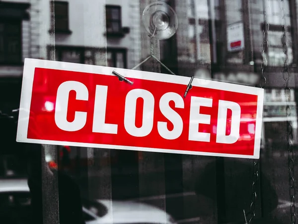 Geschlossenes Schild Einem Schaufenster Mit Spiegelungen — Stockfoto