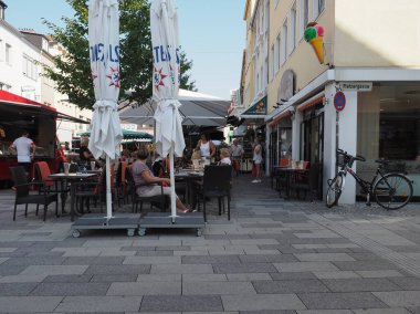DUEREN, Almanya - CIRCA AĞUSTOS 2019: Şehir merkezinde Alfresco barları