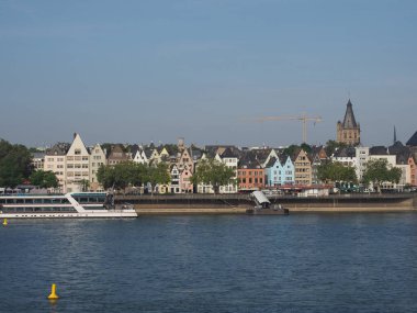 KOELN, GERMANY - CIRCA AĞUSTOS 2019: Nehirden şehrin ufuk çizgisi