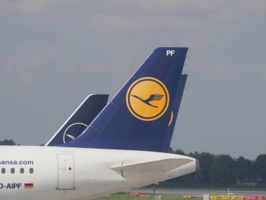 MUENCHEN, ALMANY - CIRCA AĞUSTOS 2019: Lufthansa Airbus A320-200 havaalanına park etti