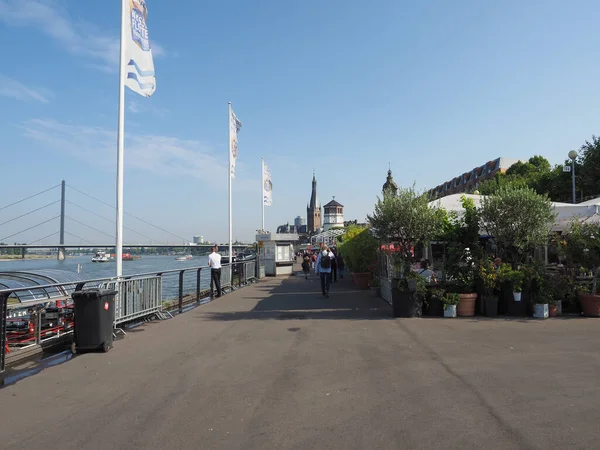 Duesseldorf Tyskland Circa August 2019 Rheinuferpromenaden Vid Floden Rhein Altstadt — Stockfoto