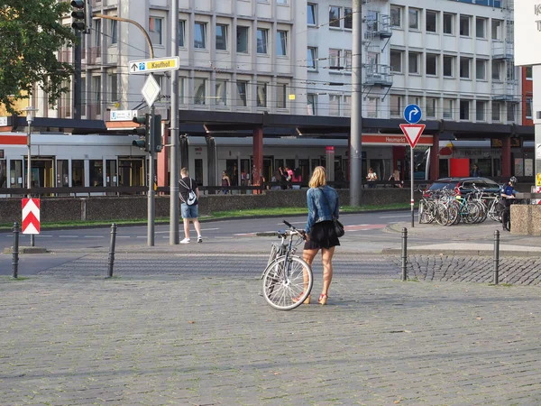 Koeln Tyskland Circa August 2019 Kvinna Cykling Centrum — Stockfoto