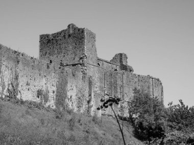 Chepstow Kalesi Harabeleri (Castell Cas-gwent in Welsh), Chepstow, Uk in black and white