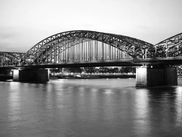 Hohenzollernbruecke Puente Hohenzollern Cruzando Río Rhein Koeln Alemania Blanco Negro — Foto de Stock