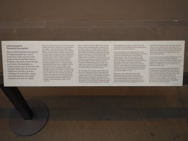 LONDON, İngiltere - CIRCA SEPTEMBER 2019: British Museum 'daki Ashurnasirpal' in Standart Yazıtı