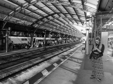KOELN, GERMANY - CIRCA AUGust 2019: Hauptbahnhof (anlamı Merkez İstasyon) siyah-beyaz