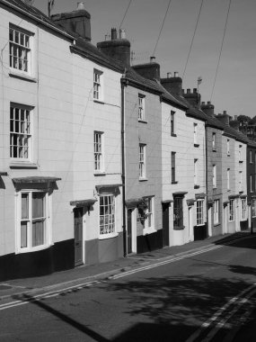 CHEPSTOW, İngiltere - CIRCA EPTEMBER 2019: Köprü Sokağı siyah beyaz renkli evler