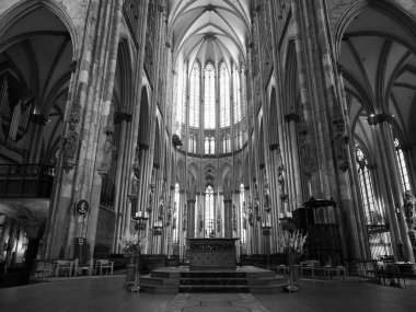 KOELN, GERMANY - CIRCA AUGust 2019: Koelner Dom Hohe Domkirche Sankt Petrus (anlamı St Peter Katedrali) siyah beyaz gotik kilise