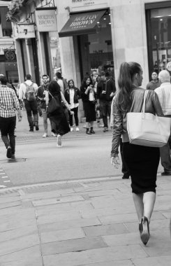 LONDON, UK - CIRCA EPTEMBER 2019: Regent Caddesi 'ndeki insanlar siyah beyaz