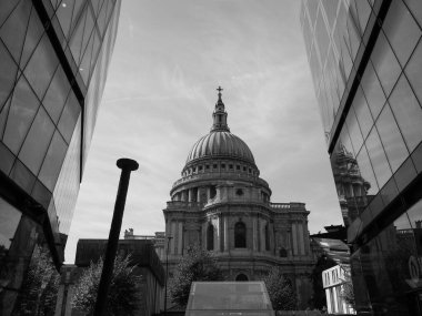 LONDON, İngiltere - CIRCA EPTEMBERİ 2019: St Paul 's Katedrali Siyah-Beyaz Kilisesi