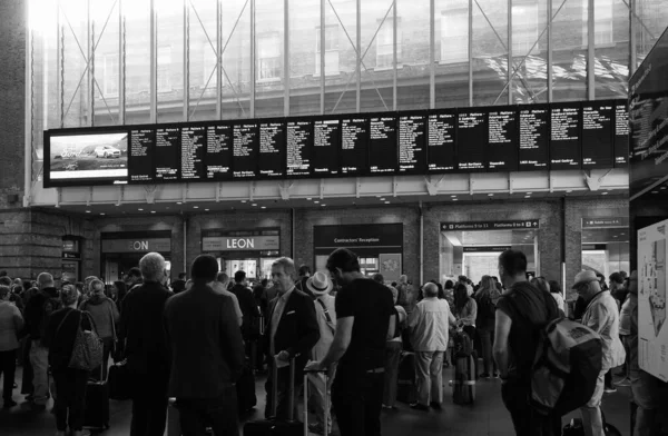 Londýn Circa Září 2019 Cestovatelé Nádraží King Cross Černobílém — Stock fotografie