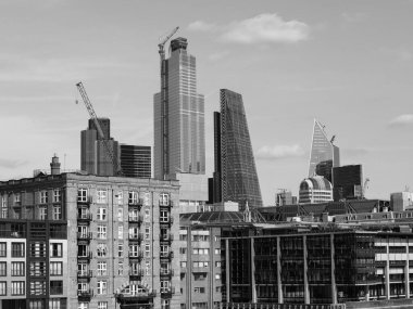 LONDON, İngiltere - CIRCA SEPTEMBER 2019: Siyah beyaz gökyüzü Londra şehri manzarası