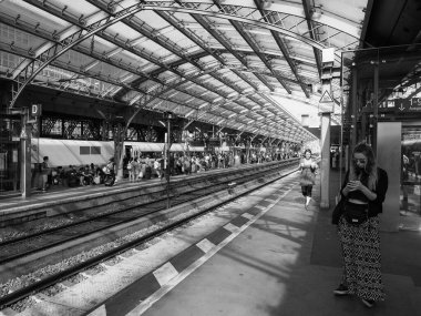 KOELN, GERMANY - CIRCA AUGust 2019: Hauptbahnhof (anlamı Merkez İstasyon) siyah-beyaz