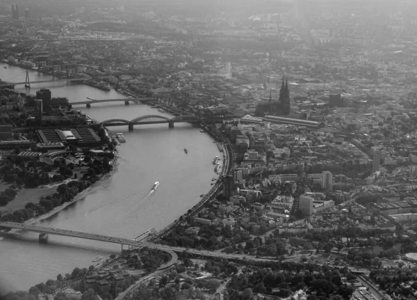 黒と白で黒と白でケルン ドイツの都市の空中ビュー — ストック写真
