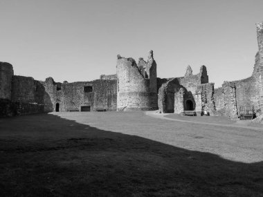 CHEPSTOW, İngiltere - CIRCA SEPTEMBER 2019: Chepstow Kalesi kalıntıları (Galce Castell Cas-gwent in Welsh) siyah beyaz