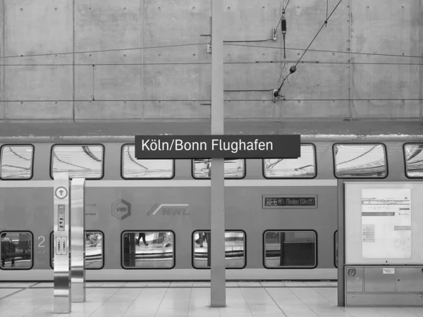 2019年8月8日 德国科隆 Circa 火车在科伦波恩弗拉格芬机场车站黑白相间 — 图库照片