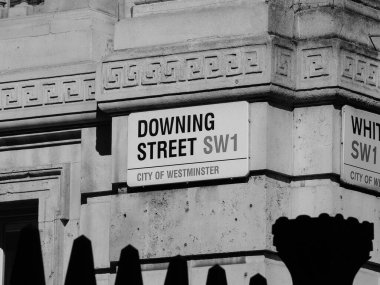 Londra, Uk - Eylül 2019: Hükümetin 10 numaralı Downing Street genel merkezinde ve Birleşik Krallık başbakanının resmi ikametgahında siyah-beyaz imzalayın