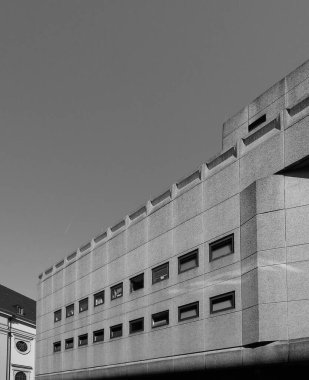 DUESSELDORF, GERMANY - CIRCA AUGust 2019: Kunsthalle (Anlamı Sanat Galerisi) siyah beyaz