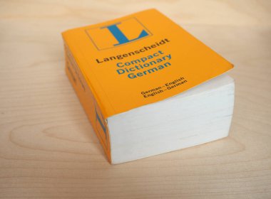 BERLİN, GERMANY - CIRCA Nisan 2020: Langenscheidt kompakt Almanca İngilizce sözlük