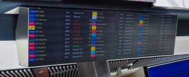 GATWICK, İngiltere - CIRCA SEPTEMBER 2019: Londra Gatwick Havaalanı 'nda kalkış çizelgesi