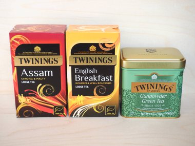 London, Uk - Mart 2020: İngiliz Kahvaltısı, Assam ve Barut Yeşil Çayı 'nı içeren Twinings paketleri