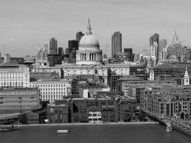 LONDON, İngiltere - CIRCA SEPTEMBER 2019: Siyah beyaz gökyüzü Londra şehri manzarası