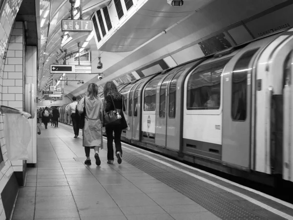 Лондон Великобритания Circa September 2019 Станция Метро Oxford Circus Черно — стоковое фото